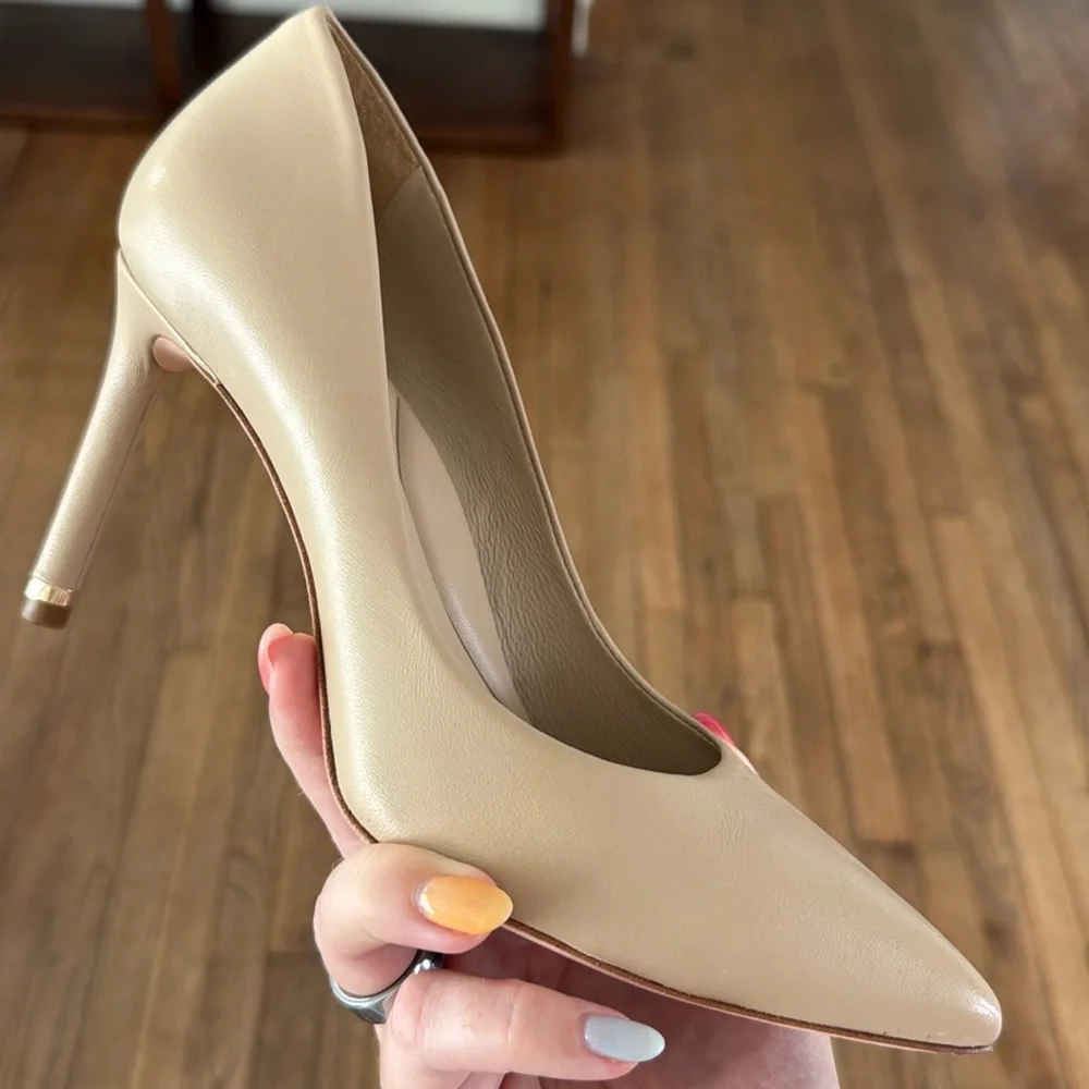 Antonio Melani leather pumps, size 7